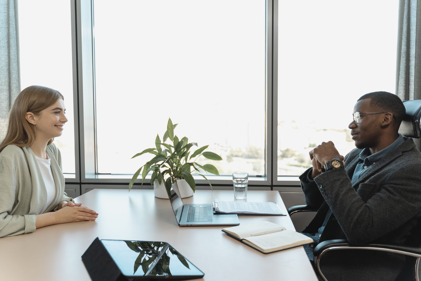 How to Close a Sale with Confidence: 8 Practical Steps That Turn “Let Me Think About It” into “Yes”